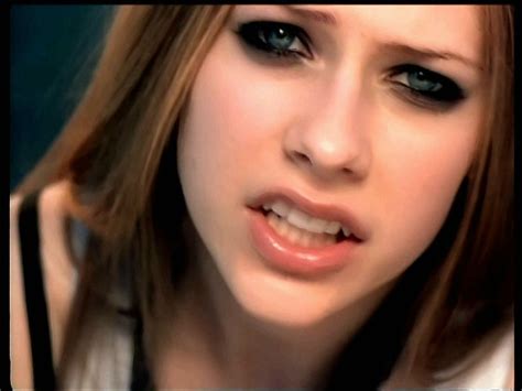 Avril Lavigne- 'Complicated' MV screencaps [HQ] - Music Image (19849981) - Fanpop