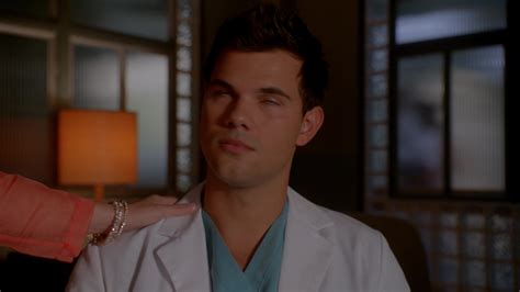 ausCAPS: Taylor Lautner in Scream Queens 2-07 "The Hand"