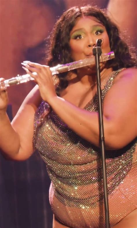Lizzo plays 200 year old crystal flute on stage – IzzSo – News travels fast