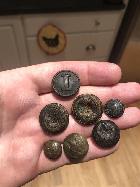 Confederate Infantry Button / Site has large images with uniform construction ...