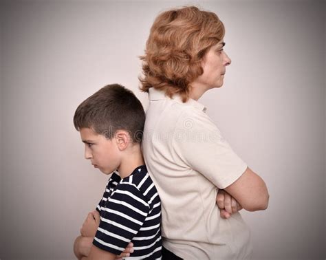 Madre e hijo enojados foto de archivo. Imagen de gente - 77713304