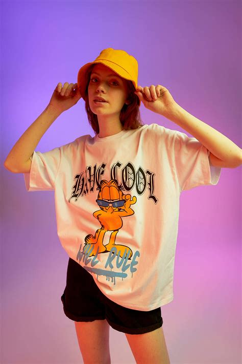 White WOMAN Coool Garfield Oversize Fit Crew Neck Short Sleeve T-Shirt 2474230 | DeFacto