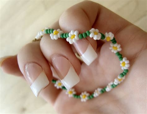 Daisy Chain Bracelet: Seed Beaded Daisy Bracelet Seed Bead