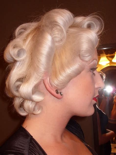 Easy Marilyn Monroe hair tutorial | Marilyn monroe hair, Vintage hairstyles tutorial, Vintage ...