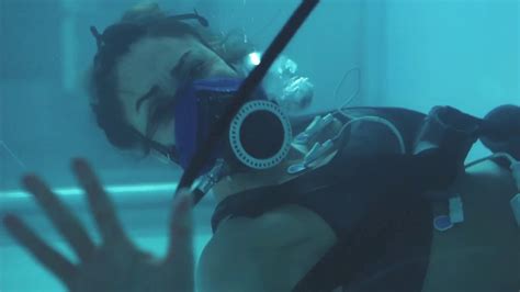 Women with oxygen mask in ice water! - Frogwoman Org