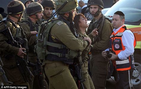 est100 一些攝影(some photos): A female Israeli soldier inconsolable, A female Israeli soldier breaks ...