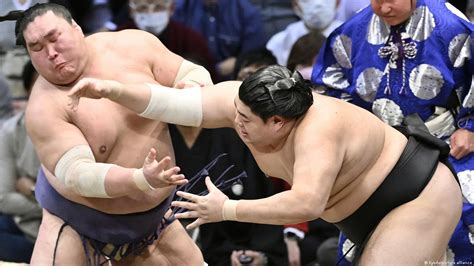 Japan: Sumo wrestler deaths raise obesity concerns – DW – 12/02/2021