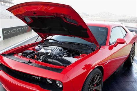 2015-Dodge-Challenger-SRT-Hellcat-hood-open1 - Motor Trend en Español