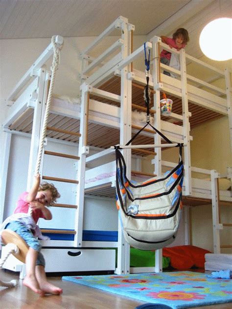 Hack verwandelt das IKEA Kura Bett in ein Schlafzimmer für drei Kinder. | Coole etagenbetten ...