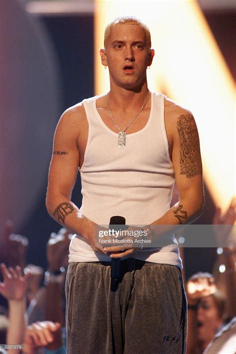 Eminem performs at the 2000 MTV Video Music Awards at Radio City... | Moletom