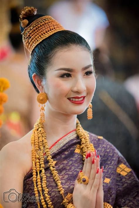 Pretty girl in National costume of Laos. #NationalAttire #NationalCostumes #ChinaCostume # ...