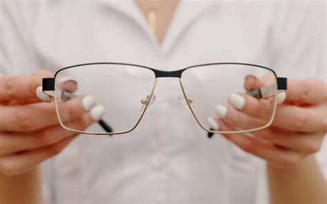 Homemade Eyeglass Cleaner: 2 DIY Recipes - Utopia