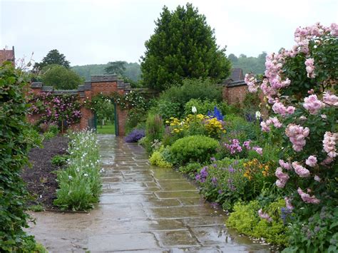 Chartwell garden, Kent, England | Garden inspiration, English garden, Garden