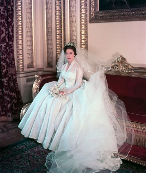 Image of Princess Margaret on her wedding day. | Vestido casamento civil, Princess margaret ...