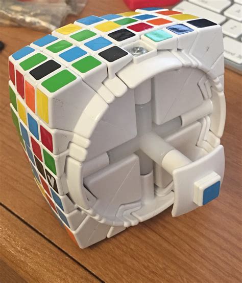 The inside of this 7x7x7 Rubik's Cube. : r/mildlyinteresting