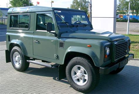 File:Land Rover Defender front 20070518.jpg - Wikimedia Commons