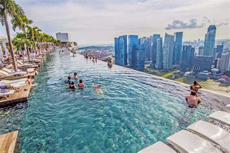 Infinity pool overlooking the city skyline, Marina Bay, Singapore ...