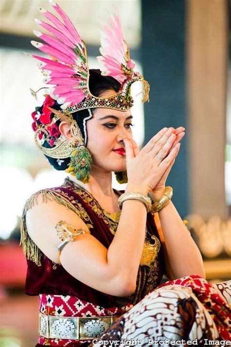 Great head dress! Javanese Dancer- Indonesia, google search Traditional Dance, Traditional ...