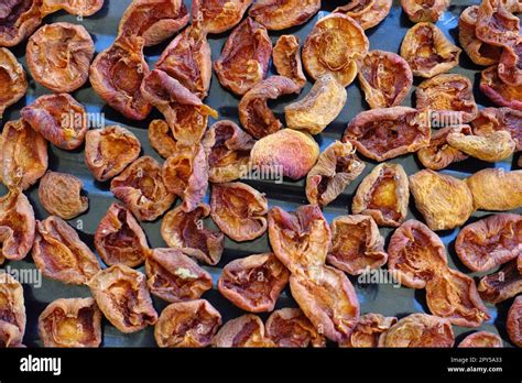 dried fruit in the sun, drying process for storing fruits for a long time, apricot drying ...