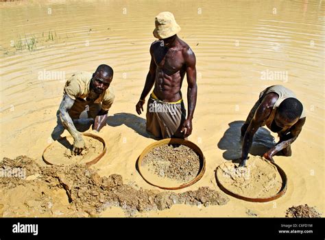 Diamond miners in Kono, Sierra Leone, West Africa Stock Photo - Alamy