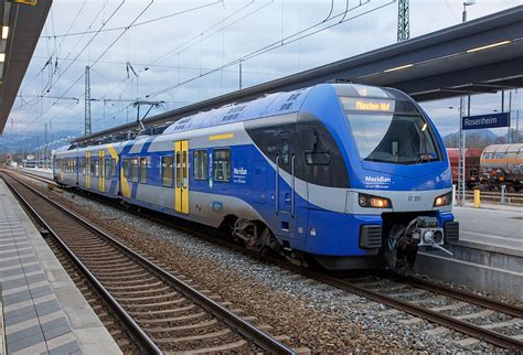 Der dreiteilige Stadler FLIRT 3 - der Meridian ET 351 fährt am 27.12.2016 als M (nach Mü ...