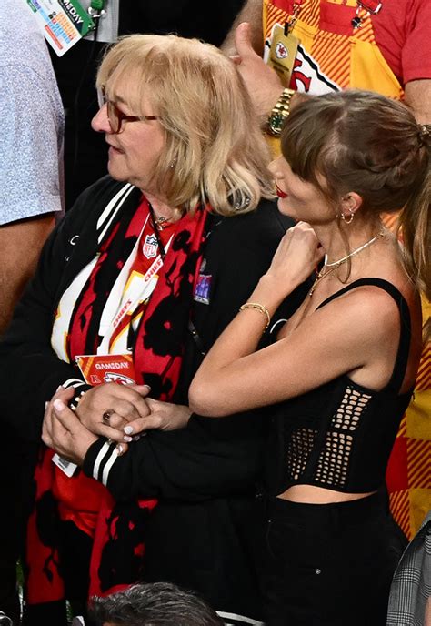 Taylor Swift Kisses Travis Kelce After Super Bowl – Hollywood Life