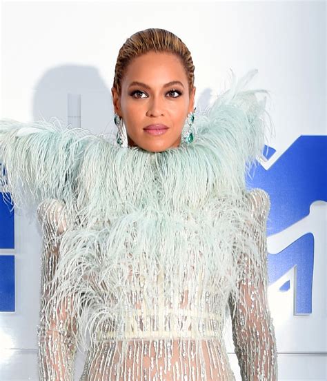 The Internet Slays Beyoncé's 2016 VMA Dress With Hilarious Memes | Glamour