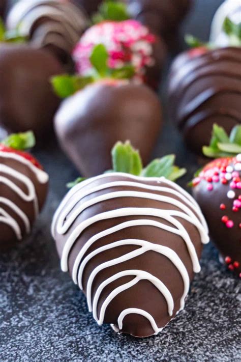 Easy Valentine's Day Chocolate Covered Strawberries