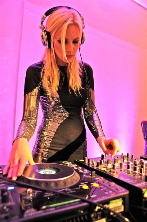 DJ Percussionist Lyndsay - Platinum Entertainment Agency