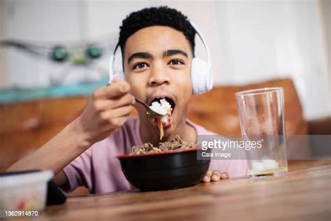 Black Teenager Eating Noodles Photos et images de collection - Getty Images