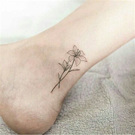 Tatuagem de flor. Tornozelo. Small Lily Tattoo, Dainty Flower Tattoos ...