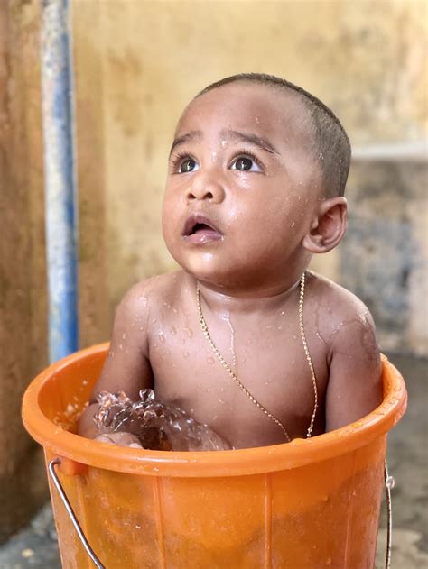 Topless baby in orange plastic bucket photo – Free India Image on Unsplash