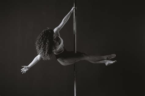 🤩 Los 5 beneficios del POLE DANCE que ponen de moda - ® aerialMAD