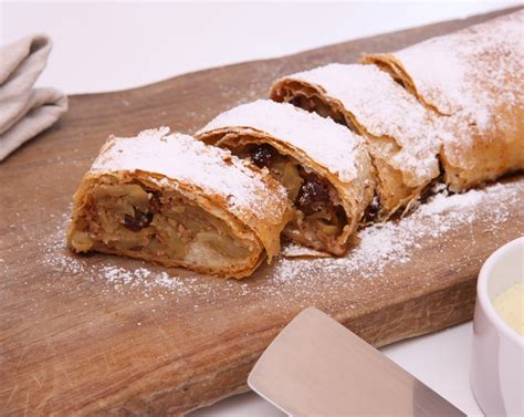 Apfelstrudel mit Vanillesauce | Klassischer Genuss