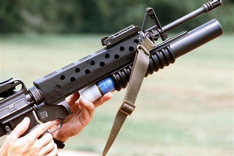 ファイル:Loading M203 40 mm grenade launcher attached to an M16 rifle.jpg ...