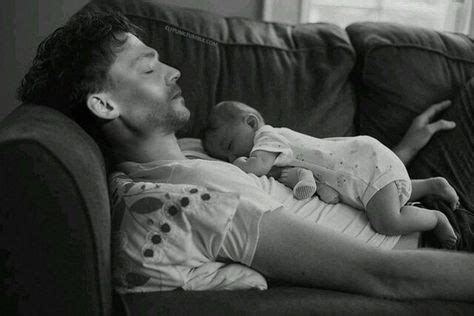 Tom Hiddleston with a baby *O* I know it's a manip but stiiill | Vater und kind, Vater tochter ...