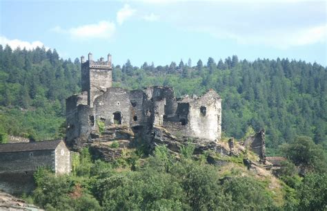 St Bloggie de Riviere: Ruined Castle Hols in Lozere