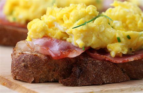 Cheesy scrambled eggs with bacon | Breakfast Recipes | GoodtoKnow