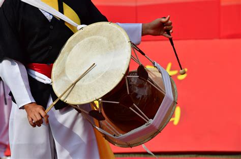 Photo libre de droit de Instruments De Musique Traditionnels Coréens Le Janggu Bicéphale Tambour ...