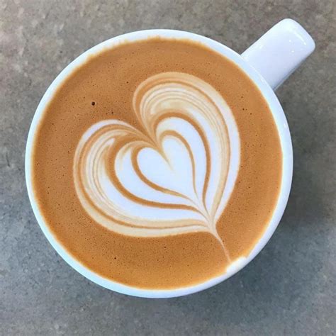 A gorgeous heart coffee latte art pattern found on thetrendybarista on Instagram. #coffee # ...