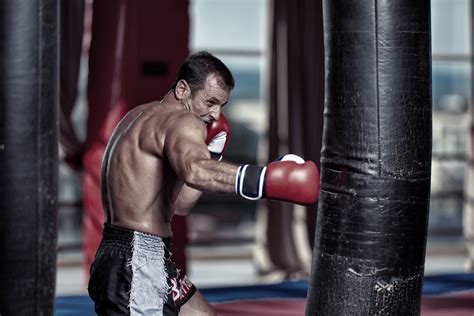 5 Heavy Bag Drills That'll Improve Your Conditioning & Punching Power - Ignore Limits