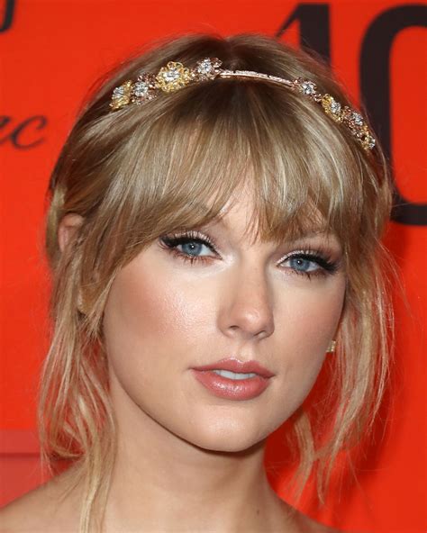 Taylor Swift Wore Cat Eyeliner to The Premiere Of 'Cats' And Meow ...