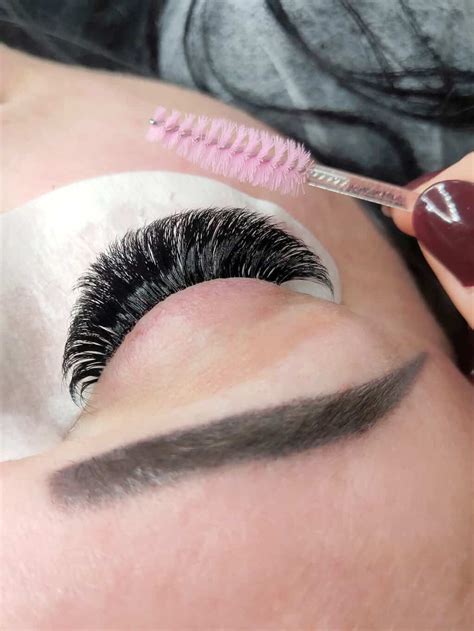 Hybrid Lashes: What You Need to Know About These Extensions