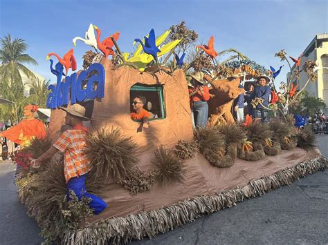 PIA - Muslim group’s big float wins Pamulinawen grand parade in Laoag City