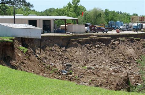 Sinkhole still plagues Daisetta