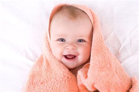 How to Take a Bath or Shower with Your Baby (EPIC GUIDE) - Tendig