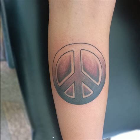 55+ Cool Peace Sign Tattoo Designs & Bedeutungen – Antikriegsbewegung ...