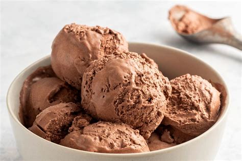 Easy No-Cook Homemade Chocolate Ice Cream Recipe