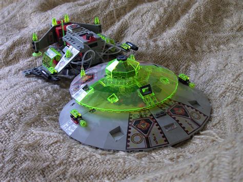 File:Lego Alien Raumschiff.jpg - Wikimedia Commons