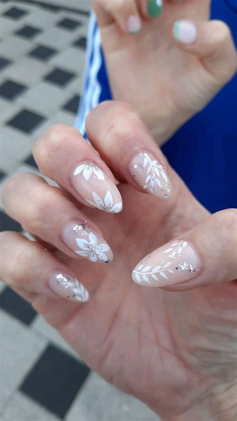Flower design | Bride nails, Beach wedding nails, Bridal shower nails